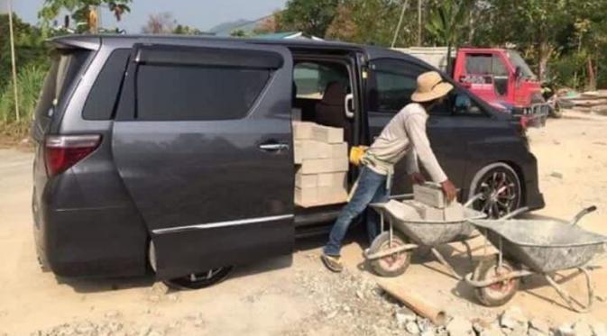 Geger, Toyota Alphard Bermuatan Batako 