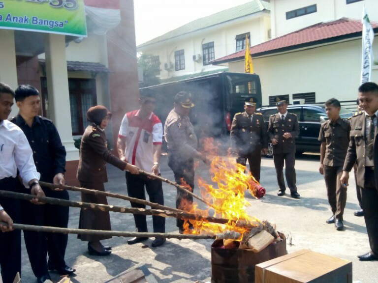 Alasan-Alasan Koruptor Kabur Keluar Negeri (Oom menatap BP)