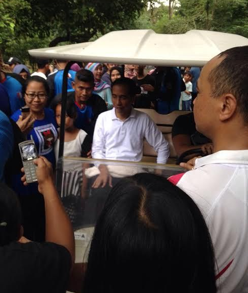 Jokowi Jadi Rebutan untuk Foto Bareng Pengunjung Kebun Raya Bogor