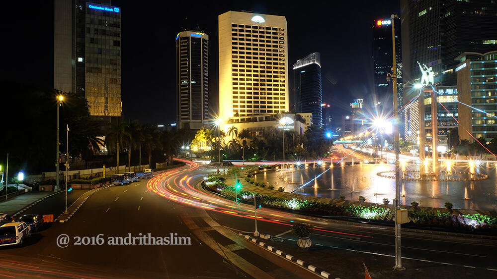 Mencoba Menangkap Moment Indahnya Bundaran HI Disaat Malam Hari