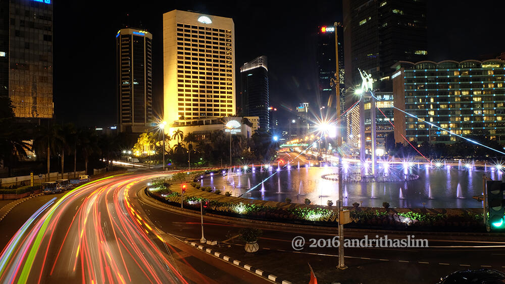 Mencoba Menangkap Moment Indahnya Bundaran HI Disaat Malam Hari