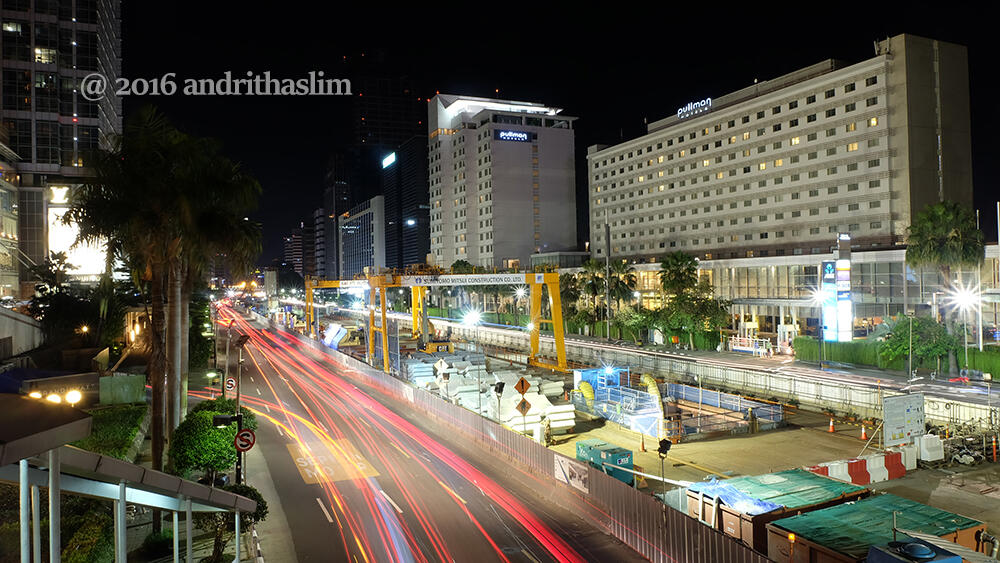 Mencoba Menangkap Moment Indahnya Bundaran HI Disaat Malam Hari