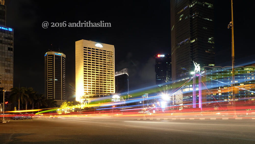 Mencoba Menangkap Moment Indahnya Bundaran HI Disaat Malam Hari