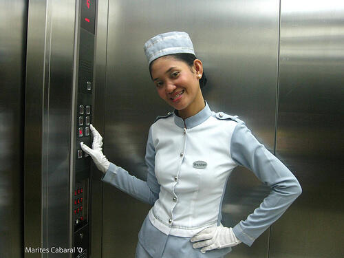 Inilah Berbagai Reaksi Seseorang Saat Berdua Dengan Orang Asing di Lift/Elevator