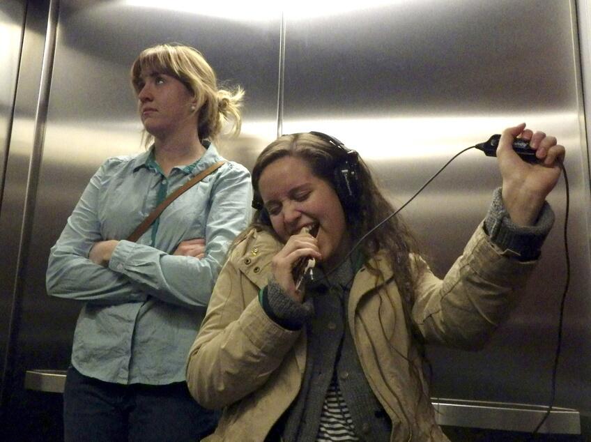 Inilah Berbagai Reaksi Seseorang Saat Berdua Dengan Orang Asing di Lift/Elevator