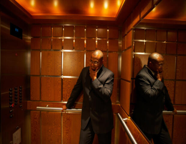 Inilah Berbagai Reaksi Seseorang Saat Berdua Dengan Orang Asing di Lift/Elevator