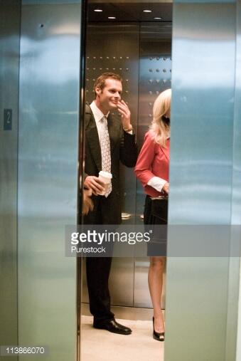 Inilah Berbagai Reaksi Seseorang Saat Berdua Dengan Orang Asing di Lift/Elevator