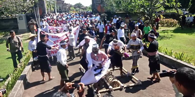 Ribuan Nelayan Melakukan Demonstrasi Terhadap Menteri Perikanan dan Kelautan