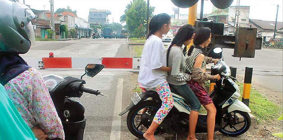 FOTO: Dasar &quot;Cabe-cabean&quot;, Kereta Api Mau Melintas Malah Diterabas 