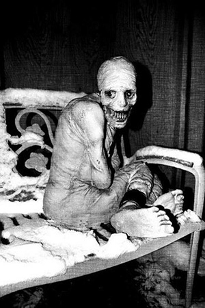 10 Foto Hitam Putih yang Dijamin Bakal Bikin Kamu Mimpi Buruk