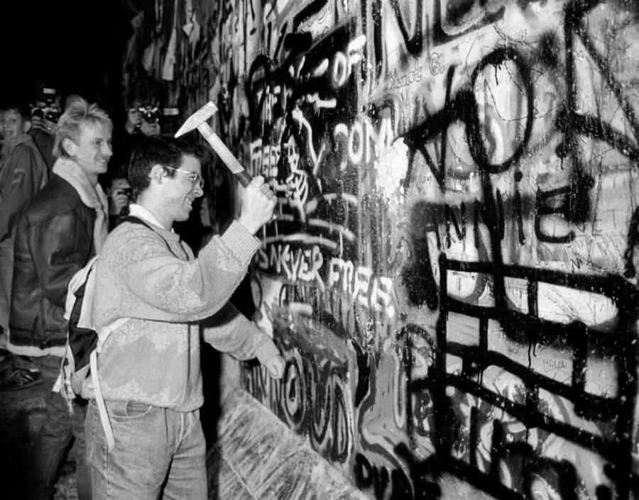 Runtuhnya Tembok Berlin dalam Gambar