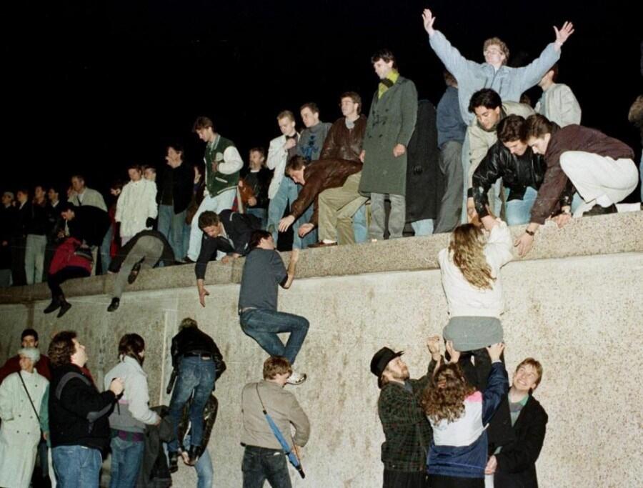 Runtuhnya Tembok Berlin dalam Gambar