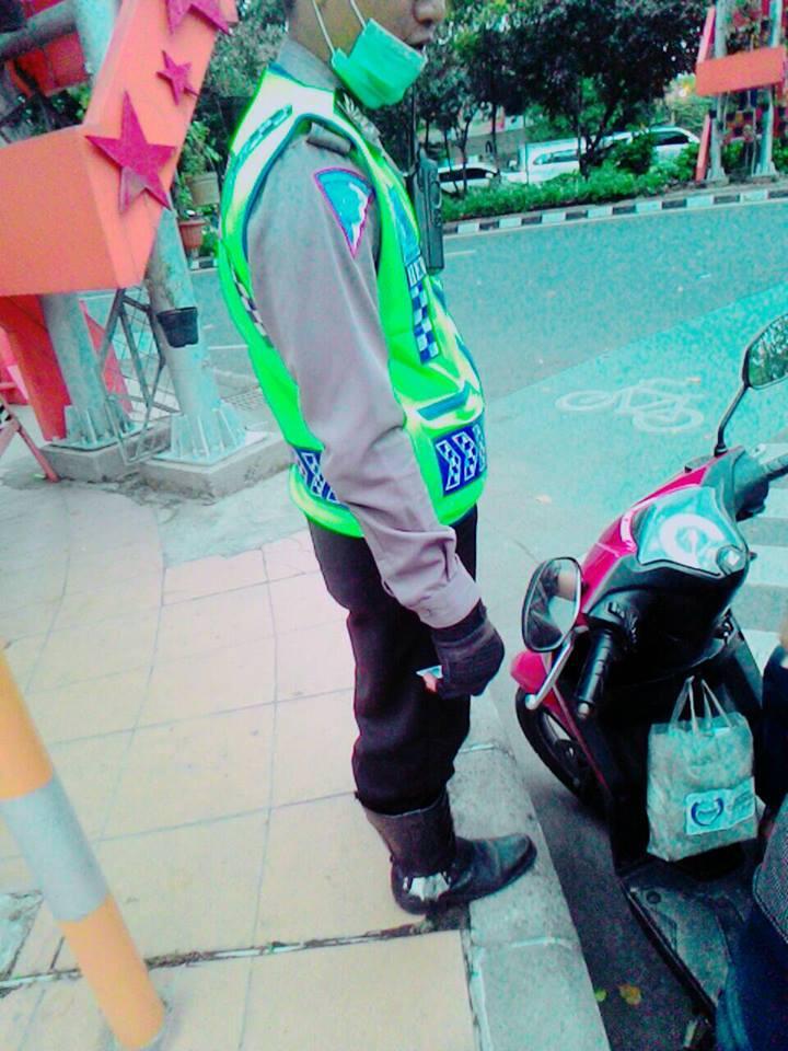 DIBERHENTIKAN POLISI TEPAT DI LAMPU MERAH TANPA MELANGGAR ATURAN LANTAS