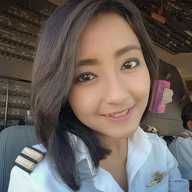 Elesta si PILOT CANTIK Terbangkan Pesawat Sejak Usia 17 Tahun