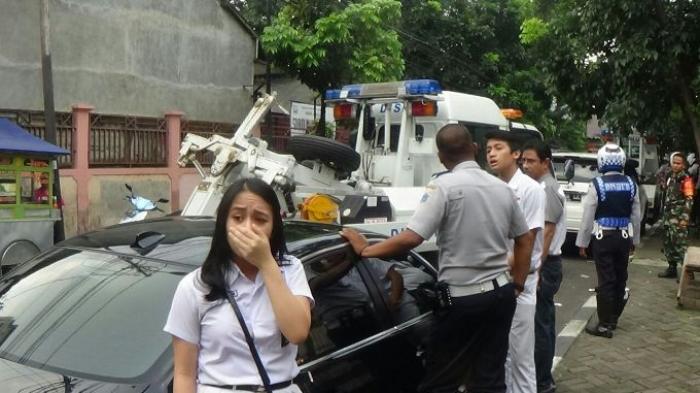 Mobil BMW ortu yg dipakainya diderek petugas, cewek SMA ini menangis histeris