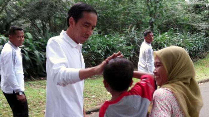 Jokowi usap kepala bocah pengunjung kebun binatang, "Biar pintar ya.."