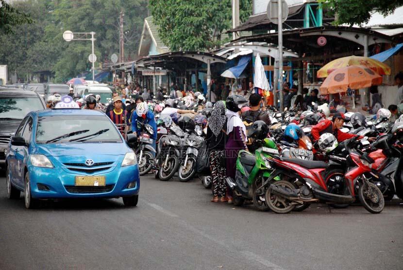 14 Kota di Indonesia yang Mengoleksi Area Parkir Liar & Semrawut | KASKUS