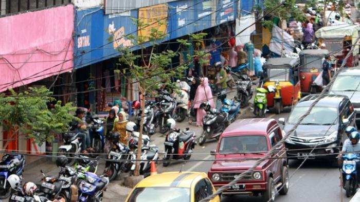 14 Kota di Indonesia yang Mengoleksi Area Parkir Liar &amp; Semrawut