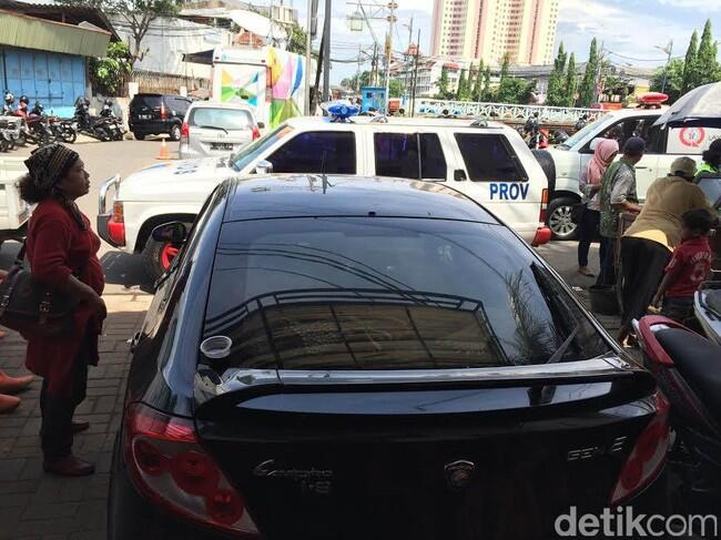 Usai Diamankan Polwan, Ratna Sarumpaet Terjebak di Mobilnya yang 'Dihadang' Provost