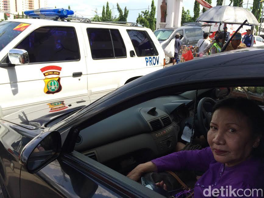 Usai Diamankan Polwan, Ratna Sarumpaet Terjebak di Mobilnya yang 'Dihadang' Provost