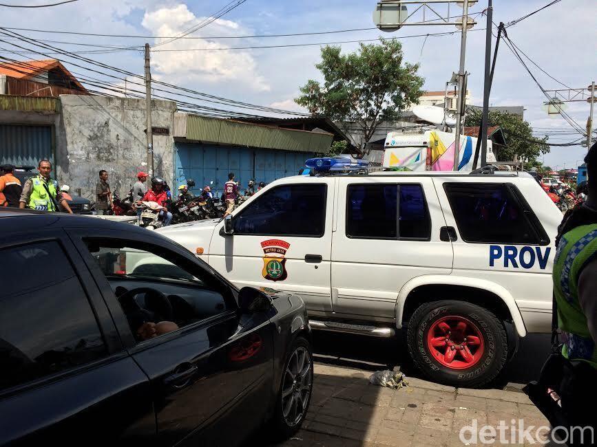 Usai Diamankan Polwan, Ratna Sarumpaet Terjebak di Mobilnya yang 'Dihadang' Provost