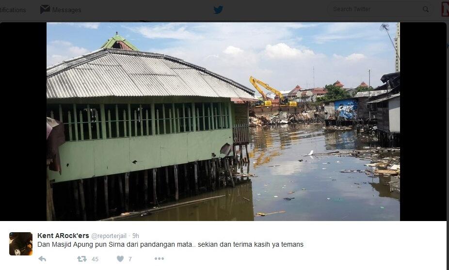 Ahok Robohkan Masjid Apung di Luar Batang