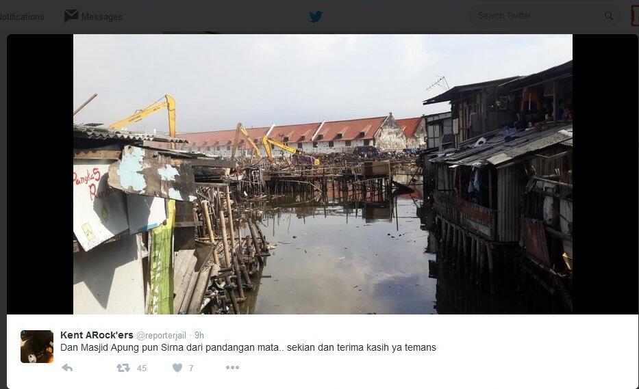 Ahok Robohkan Masjid Apung di Luar Batang