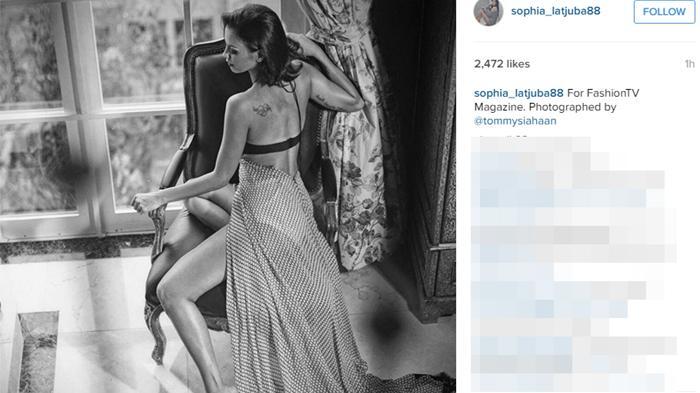 &#91;DAMAI&#93;Sophia Latjuba, Pose Artistik, Gaun Transparan, dan Tato yang Terlihat