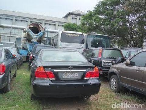 Miris! Mobil Akil Mochtar Dkk Bernilai Miliaran Teronggok Bak Rongsokan