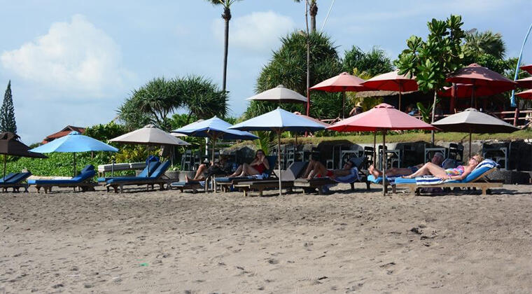 Foto2 Turis Semi Bugil di Pantai Batubelig