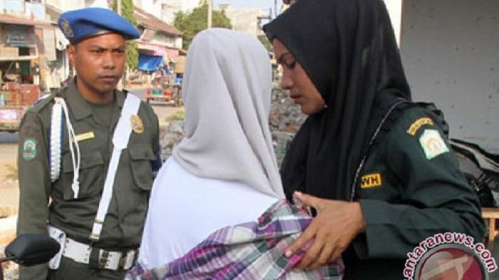 Sepasang bule pake bikini di pantai diamankan Satpol PP Aceh