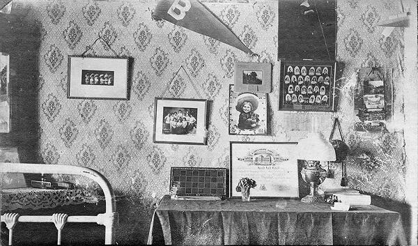 Tengok Kamar Kosan Anak Kuliah Tahun 1900-an 