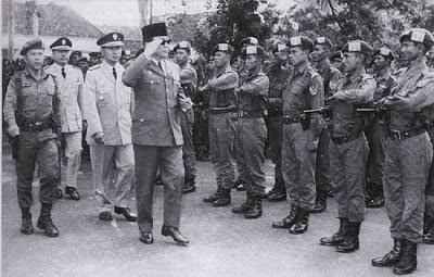 Mengapa Bung Karno Tak Mau Memukul Soeharto