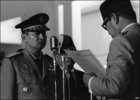 Mengapa Bung Karno Tak Mau Memukul Soeharto