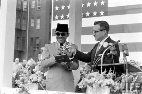 Mengapa Bung Karno Tak Mau Memukul Soeharto
