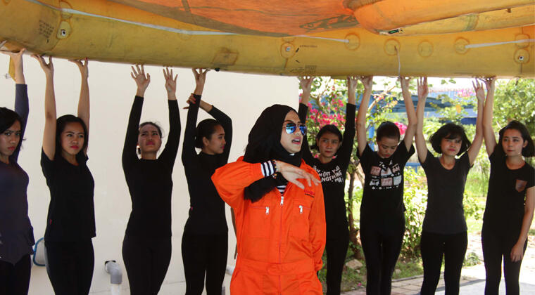 Foto2 Seksi Pramgari Lion Air di Kolam Renang
