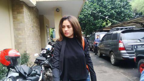 FOTO: Datangi Mabes Polri, Nikita Mirzani Lupa Pakai Bra