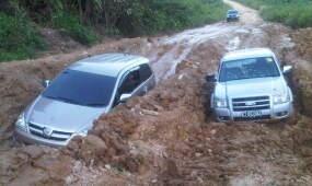 Mobil Ceper Terjebak Lubang. Watchout!!