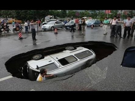Mobil Ceper Terjebak Lubang. Watchout!!