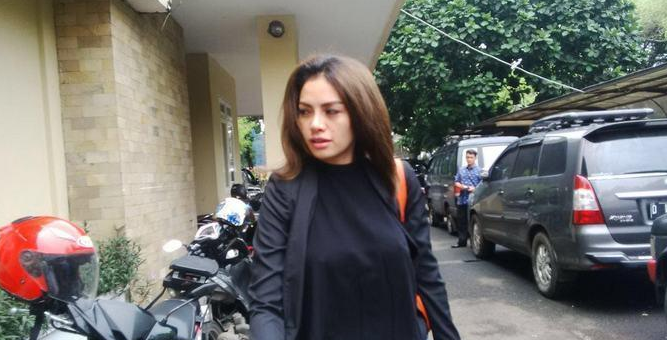 Nikita Mirzani Akui Tak Pakai Bra Saat Diperiksa di Bareskrim