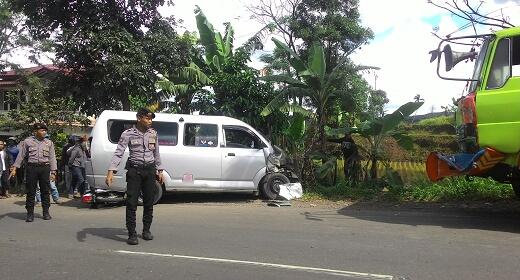 10 Kendaraan Hancur Tertabrak, Mobil Ambulance Jadi Penyebabnya