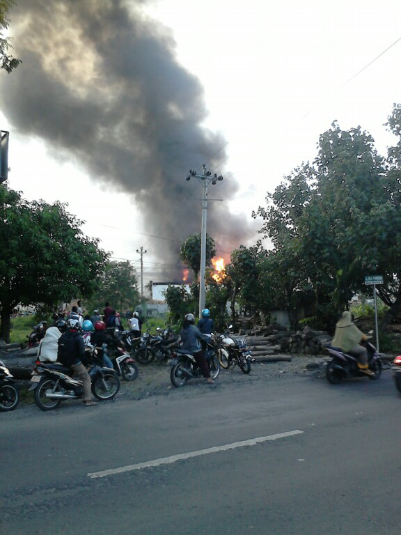 &#91;BREAKING NEWS&#93; Pabrik Aspindo Milik Presiden Jokowi Terbakar