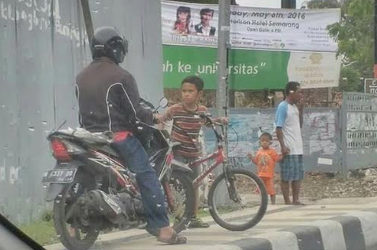 Bocah Semarang Hebohkan Medsos Karena Berani Cegat Motor di Trotoar