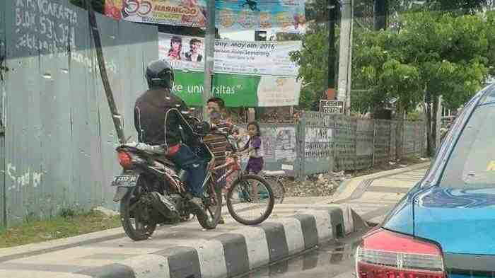 Keren!!! Aksi bocah menghadang motor saat jalan ditrotoar semarang