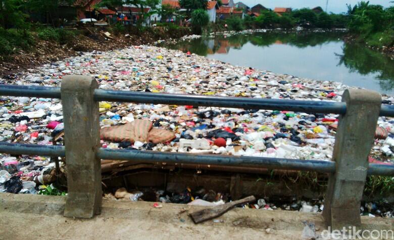 Sampah di Sungai Cikapundung Kampung Cijagra Kembali Menumpuk