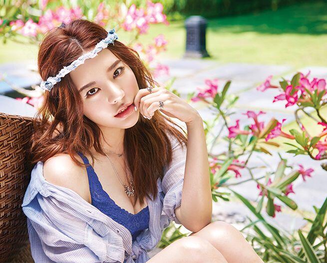 Bibir Sensual Sunny 'SNSD' Saat Pemotretan Majalah di Bali