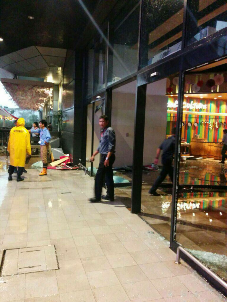 AEON Mall tersambar petir (UpDate segera)