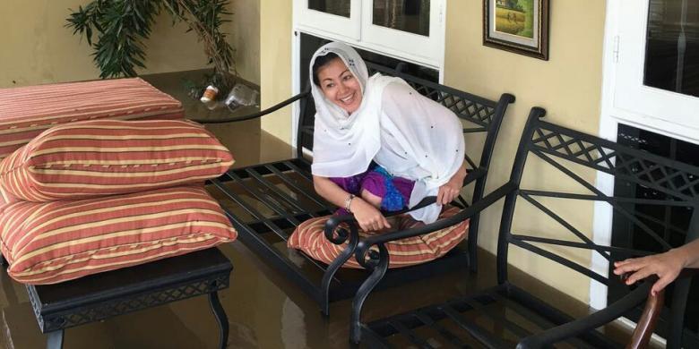 &quot;Wanita Emas&quot;: Aduh, Enggak Bisa ke Mana-mana... Mercy-nya Terendam Banjir