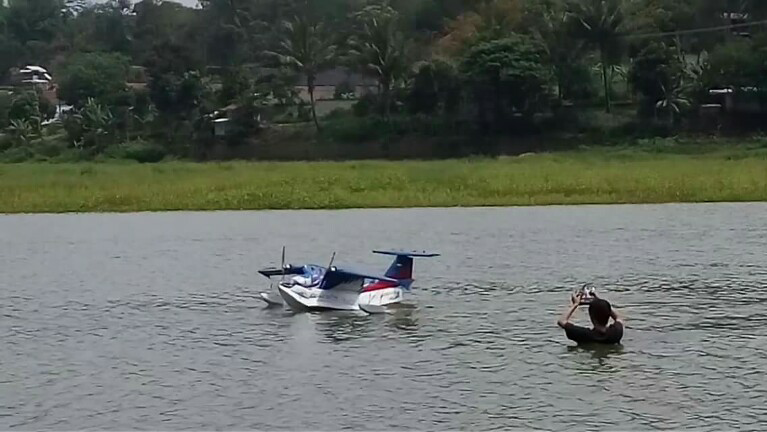 HEBAT!!! Mahasiswa ini membuat pesawat tanpa awak dengan jemampuan amphibi.