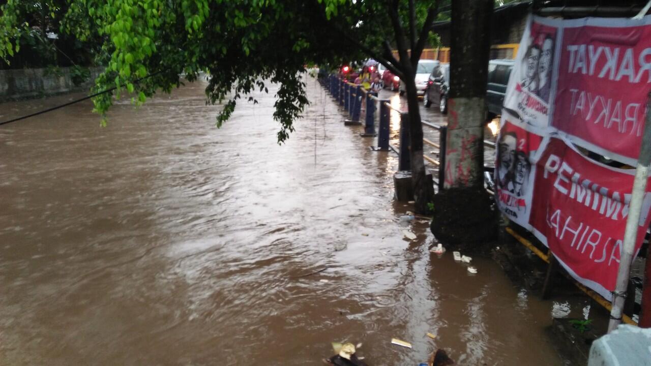 Kali Molek Meluap, Pondok Gede Arah Taman Mini Macet Parah